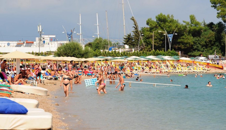 Antalya'da sıcak hava bunalttı