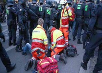 Berlin Polisinden Gazeteciye Yumruk